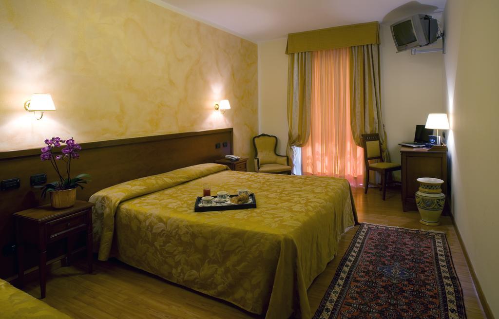 Hotel Scaligero Sommacampagna Buitenkant foto